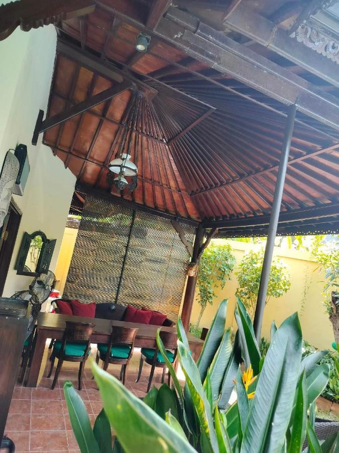 Villa Layang Bulan A Homey Guesthouse For Men Near The Beach In North Kuta เดนปาซาร์ ภายนอก รูปภาพ